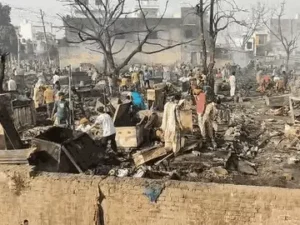 विकास नगर में भीषण आग, मची अफरा-तफरी – दमकल की टीम ने पाया काबू